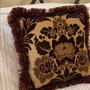 East Accent Othello w/brush fringe accent pillow